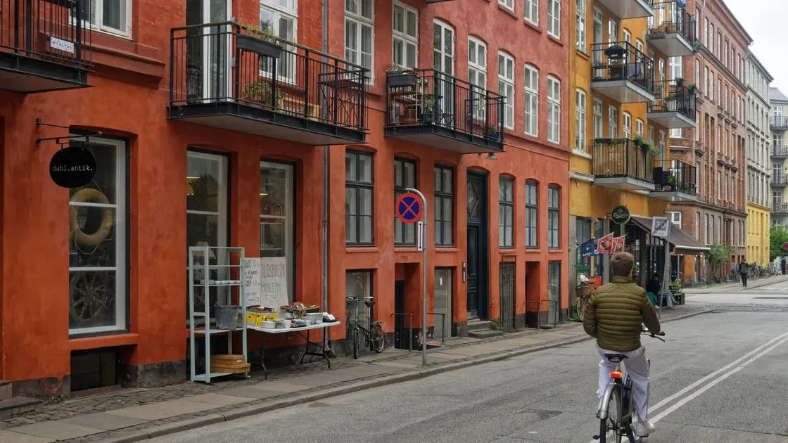 Cyklist håller i styret