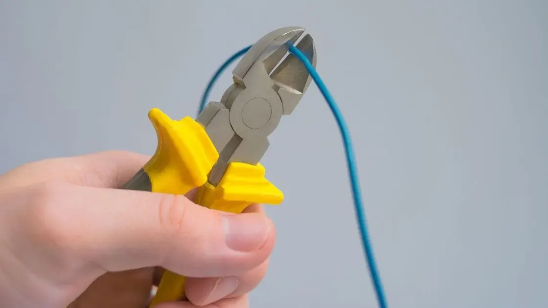 Elektriker som arbetar med kablar