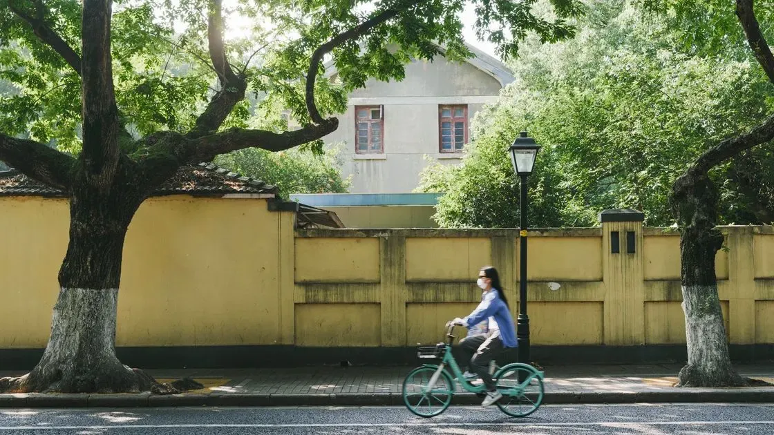 Man cyklar med hjälm