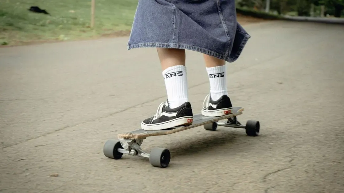 Person som åker longboard i stan