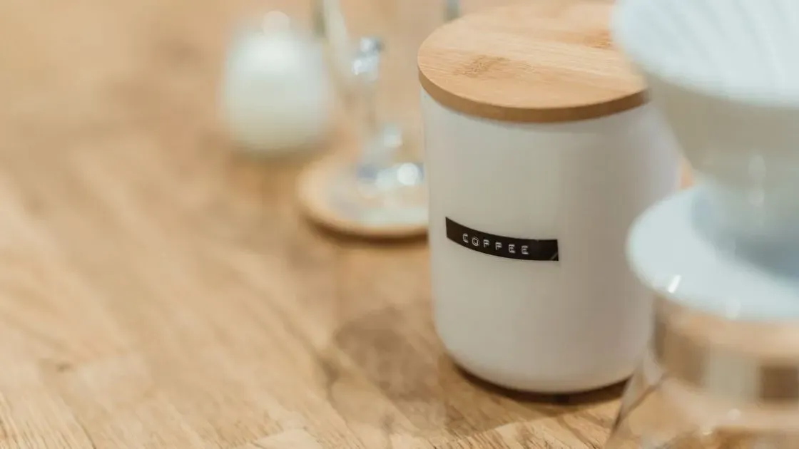 Kaffeburk placerad i köksskåp