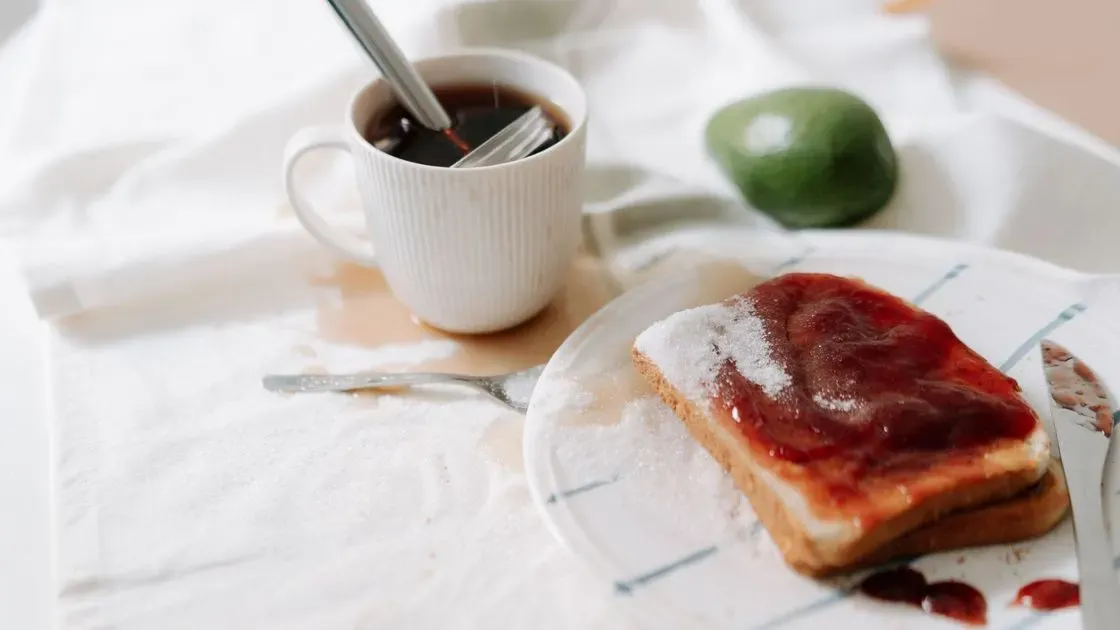 Frukostbord med marmelad