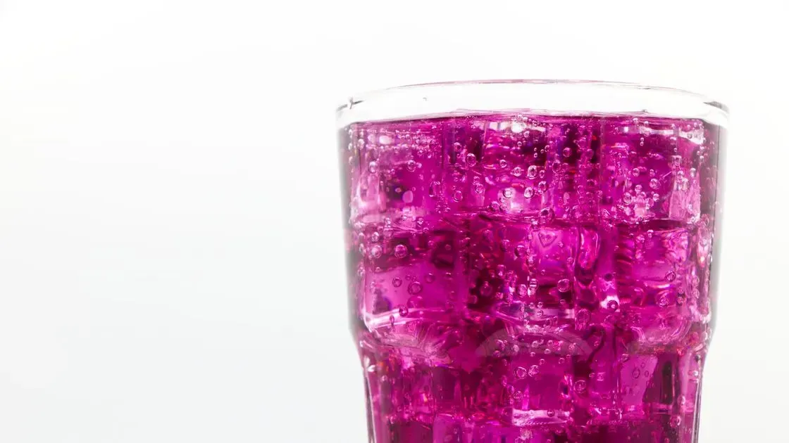 Glas med läsk i köket