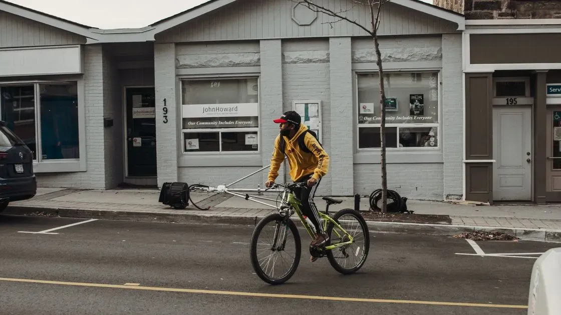 Man cyklar på vägen