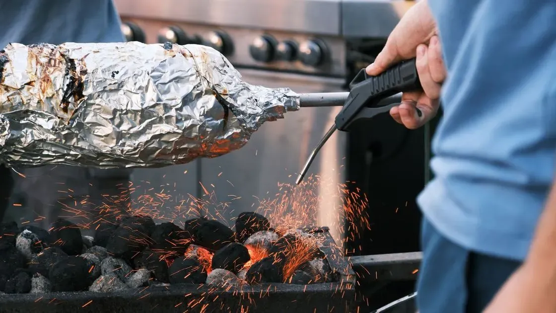 Person tänder kol med grillstartare
