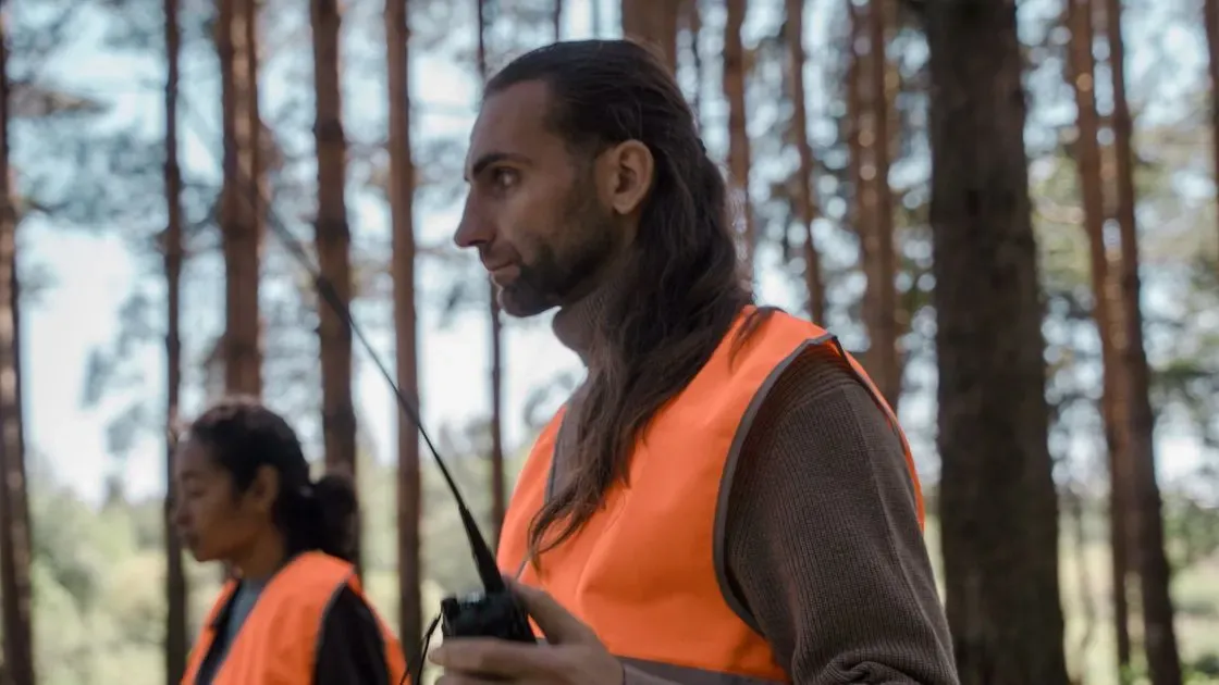 Person kommunicerar utomhus med radio