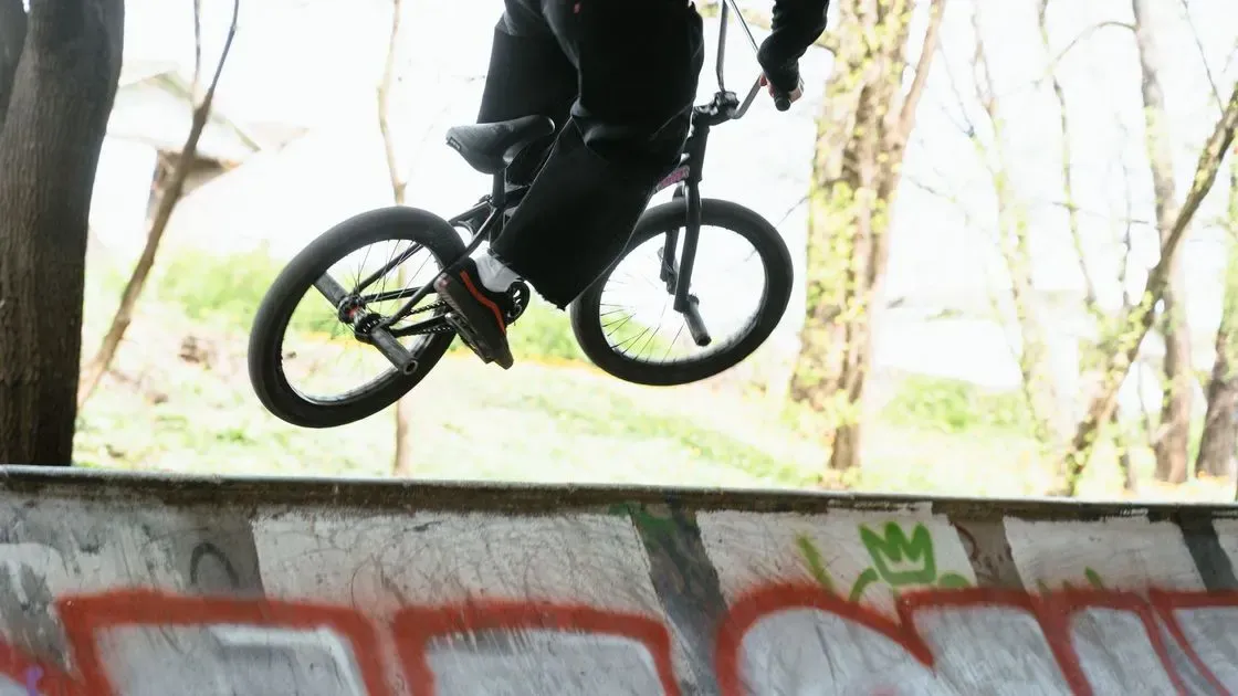 Person cyklar bmx i park