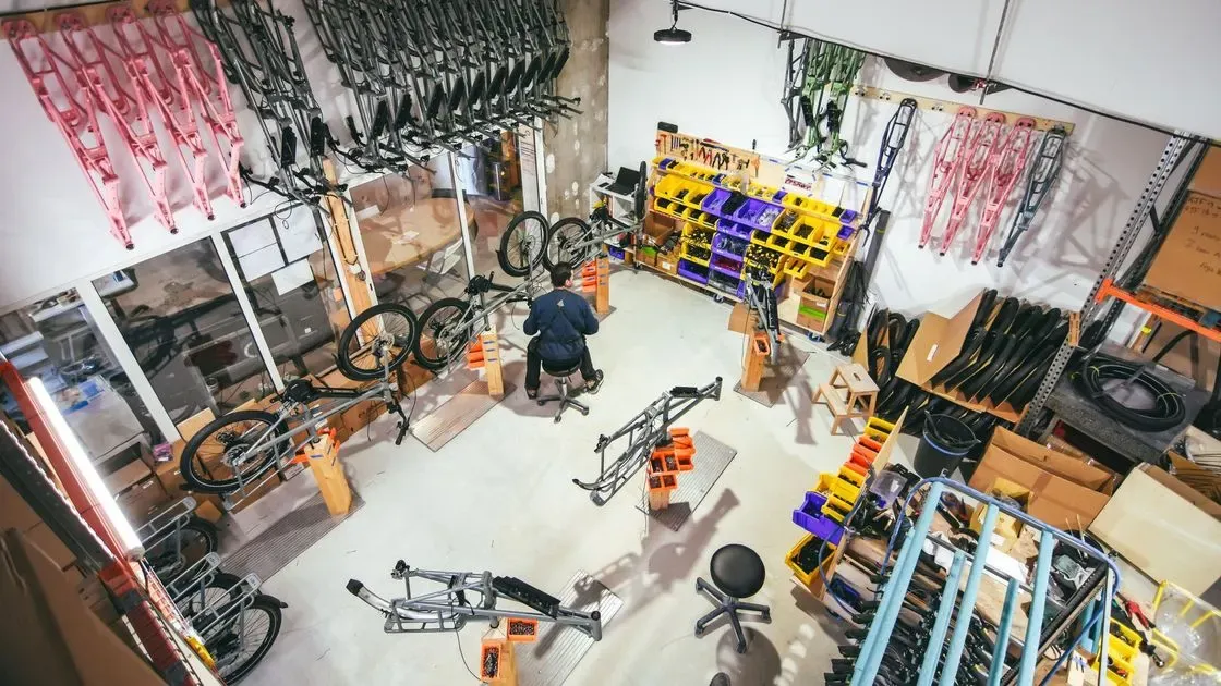 Person lagar cykelhjul