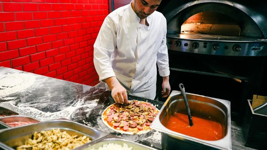 Person som lagar pizza i gasolugn