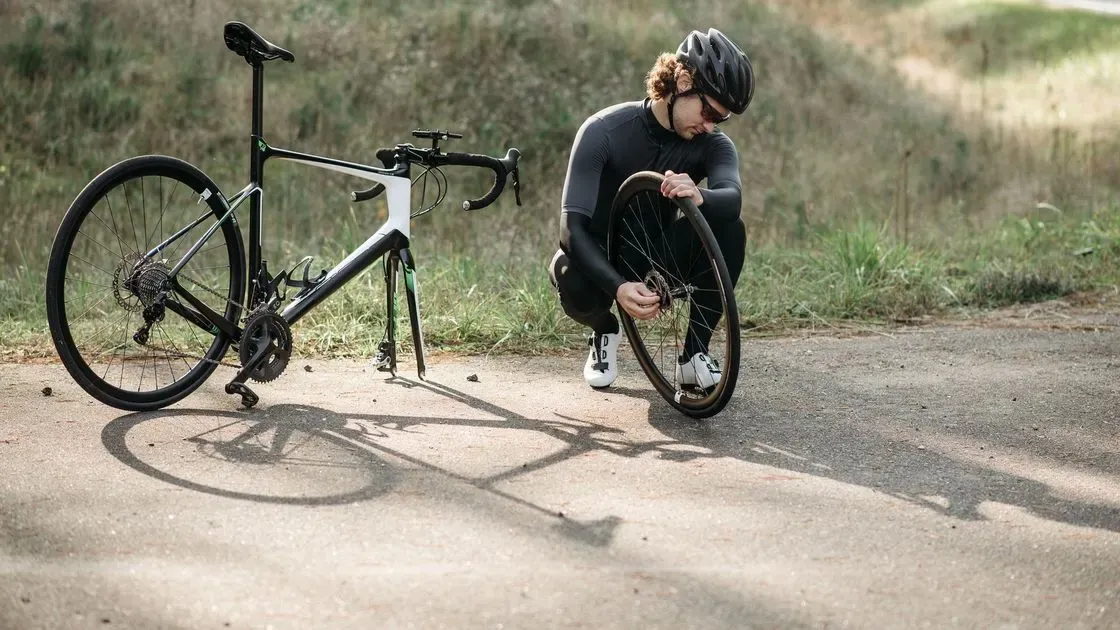 Person lagar cykeldäck
