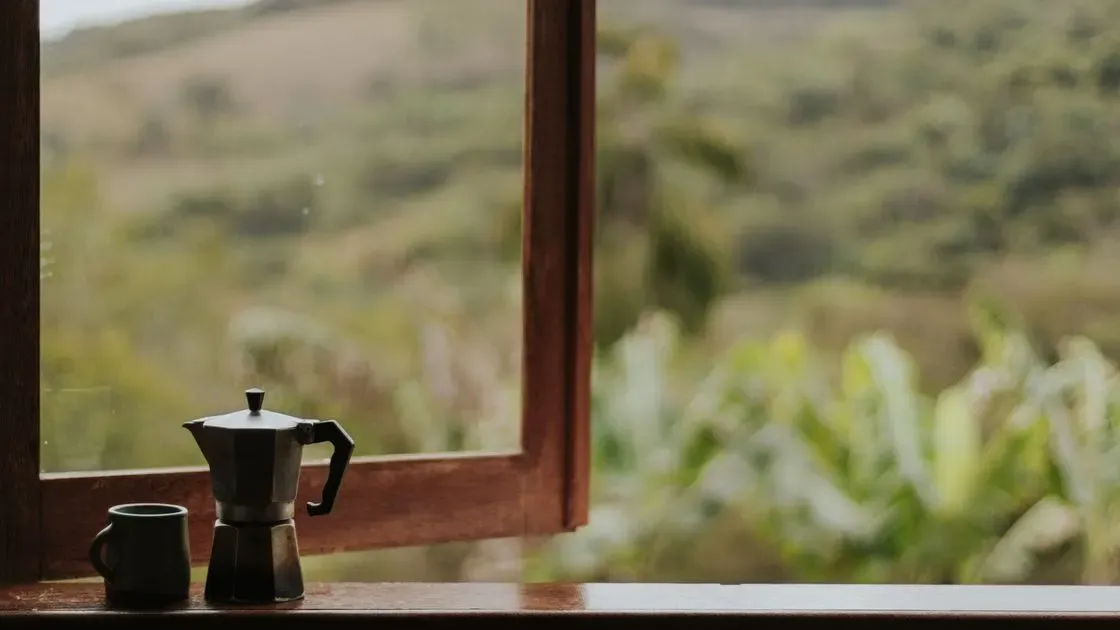 Person som brygger kaffe på morgonen