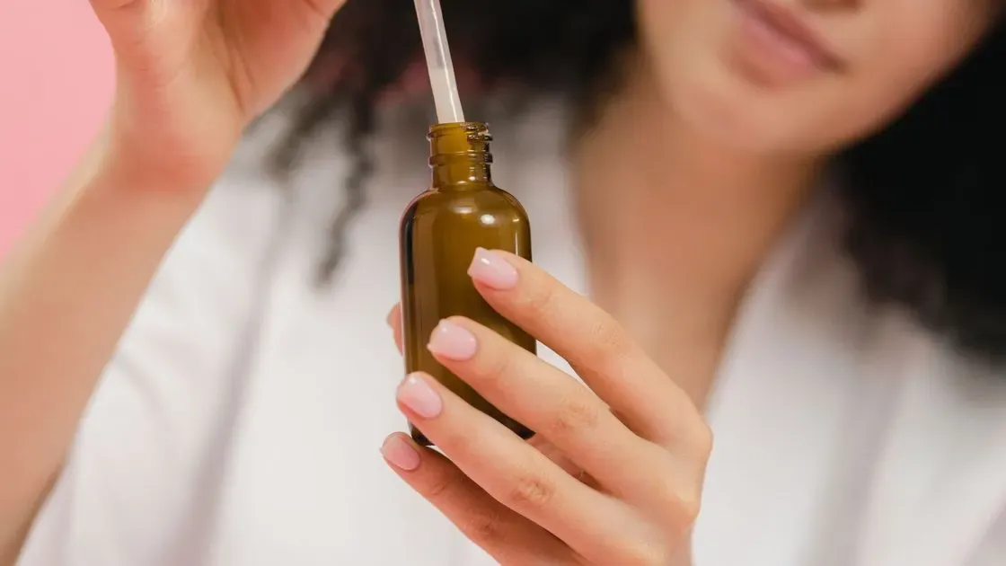Kvinna som applicerar serum på ögonbryn