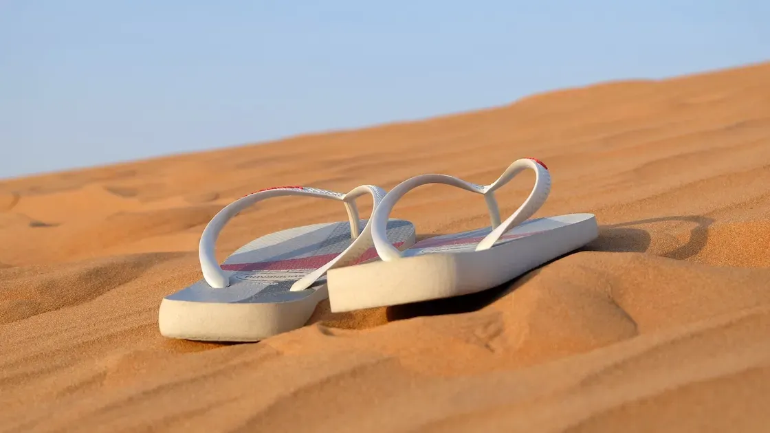 Person går på stranden i flipflops