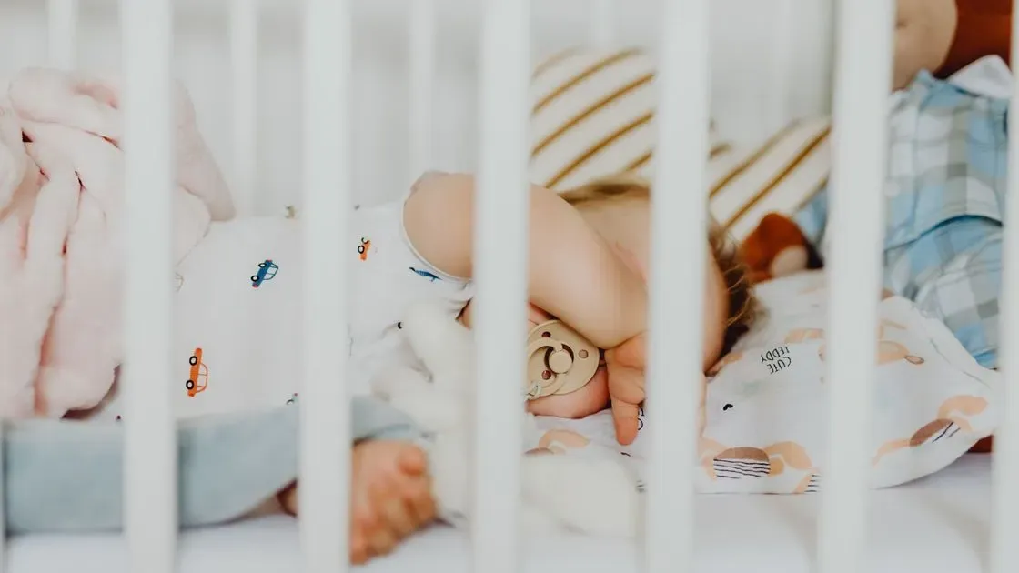 Bebis sover i barnsäng