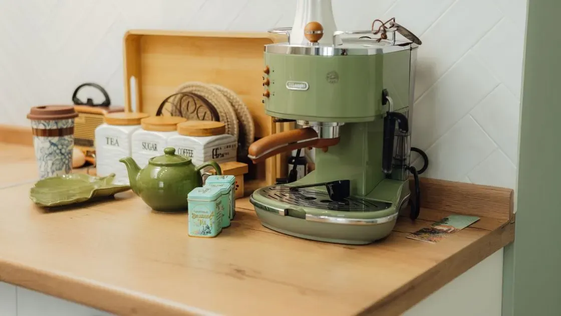 Kaffebryggare på en köksbänk