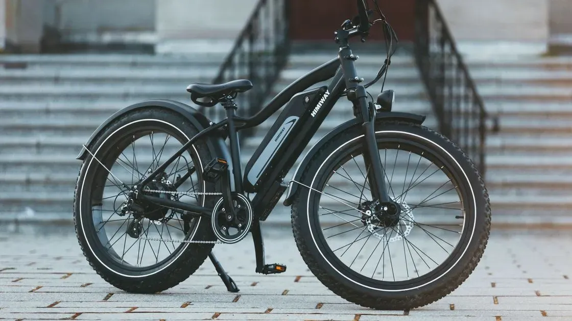 Person cyklar på elcykel i stan