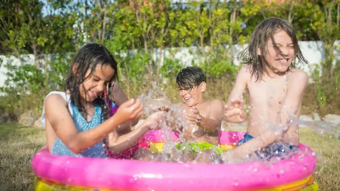Barn leker i pool på gården