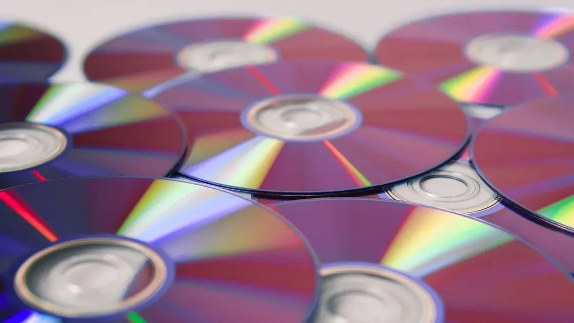 Person sätter i skiva i dvd-spelare