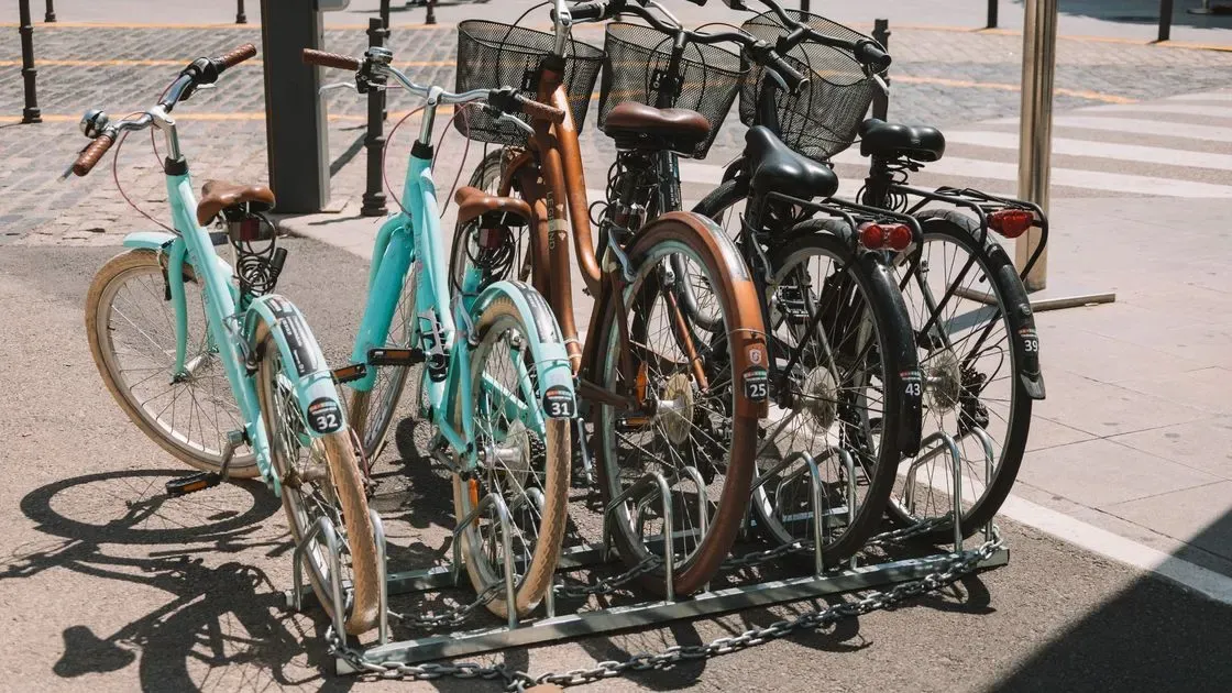 Cykel fastlåst vid pollare