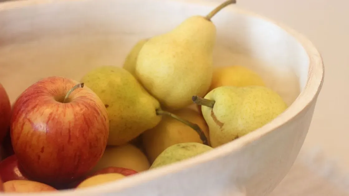 Fruktskål på köksbänken hemma