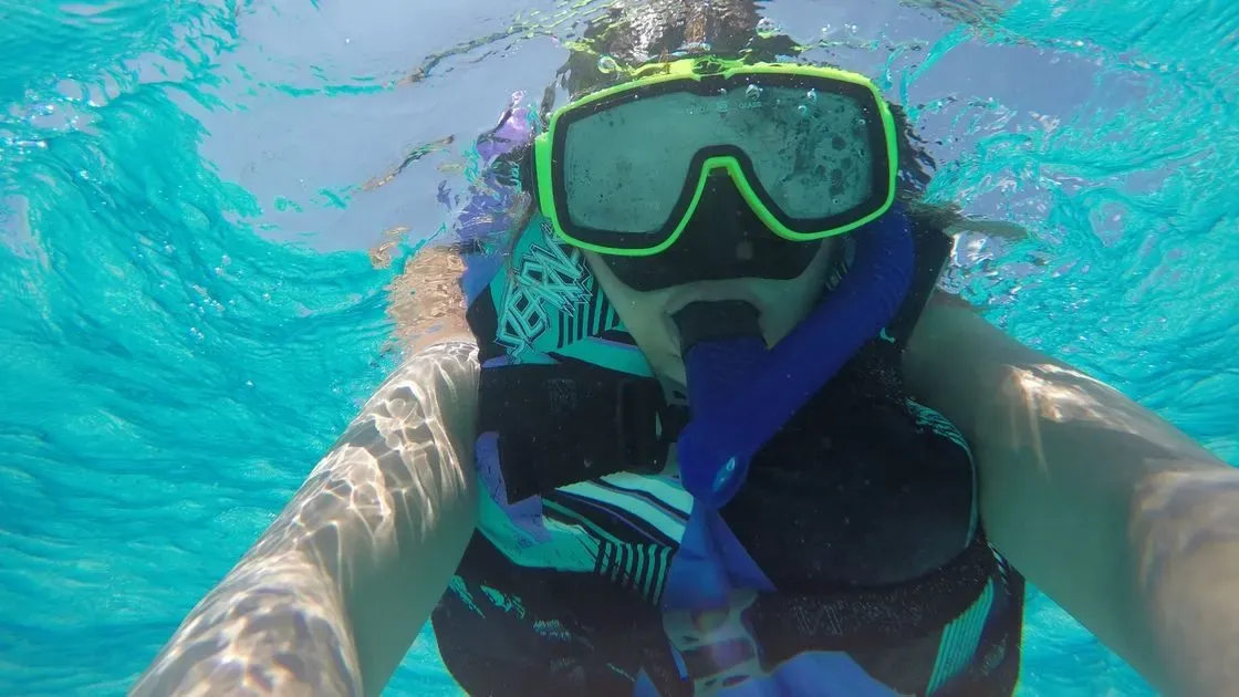 Person snorklar i havet