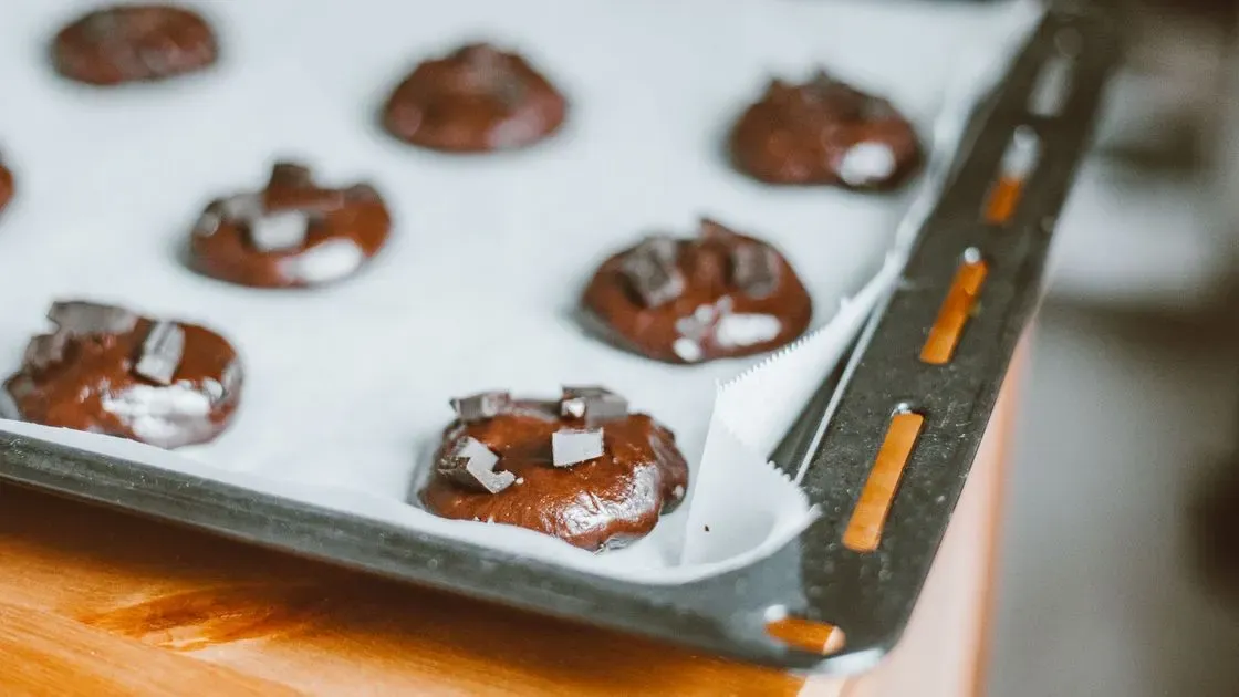 Bakning av tårta i köket
