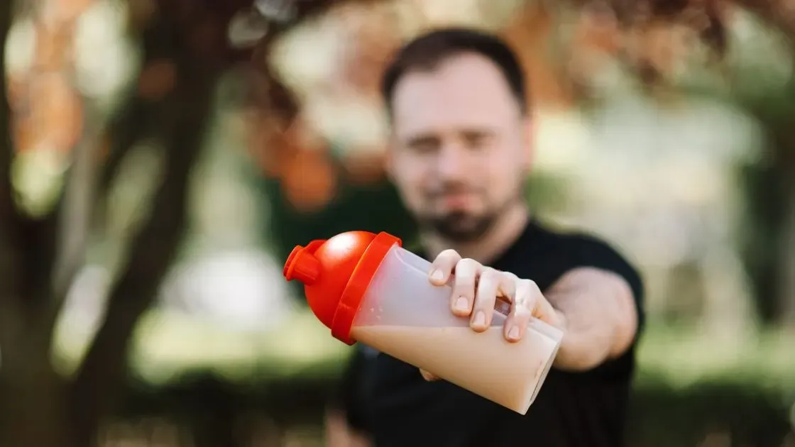 Shakerflaska med proteinpulver på gymmet
