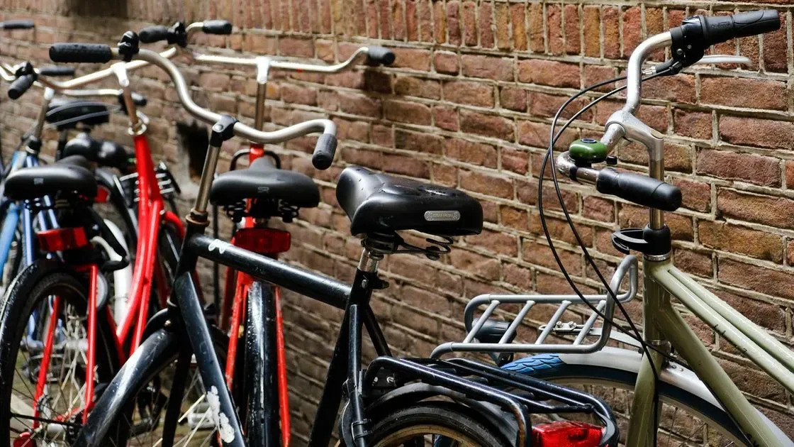 Cyklist kör på stadsgata