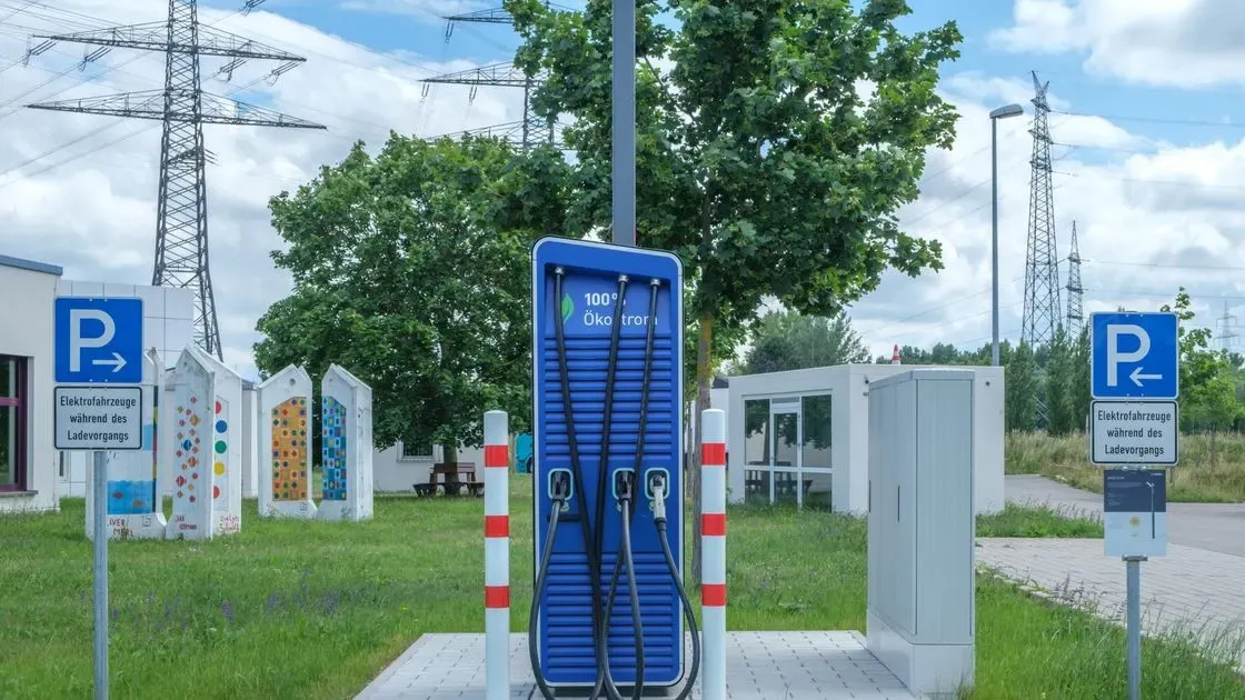 Elbil som laddas på uppfarten