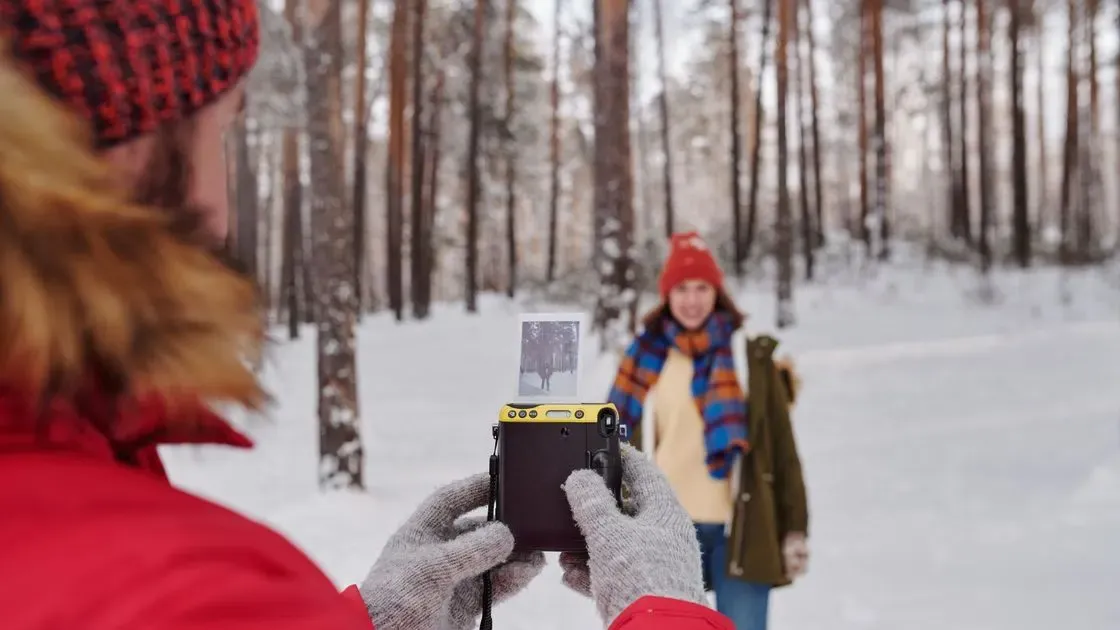 Person som tar ett foto med polaroidkamera