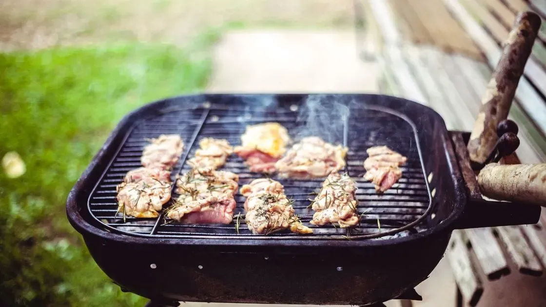 Person grillar mat på gasolgrill