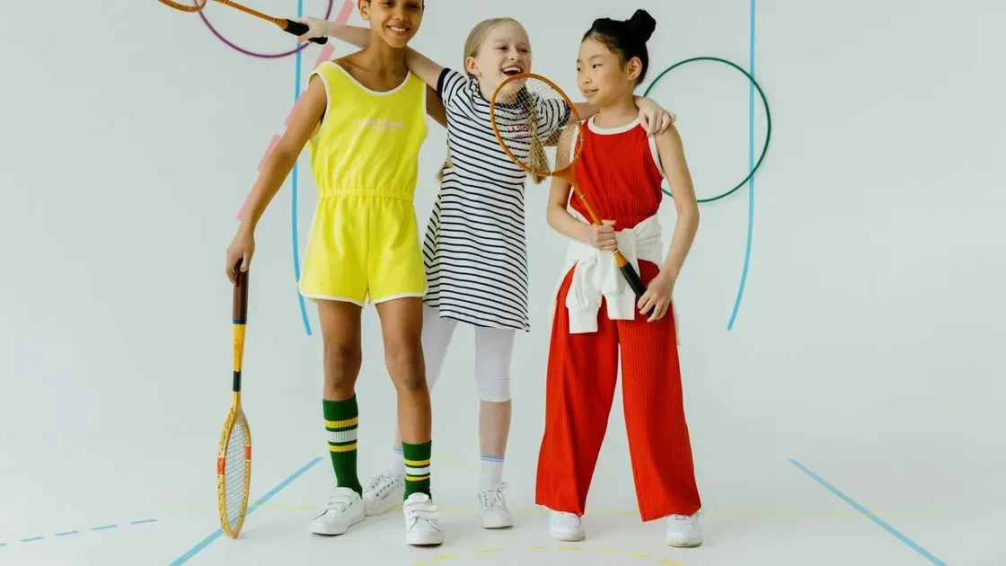 Spelare bär tennisväska på axeln