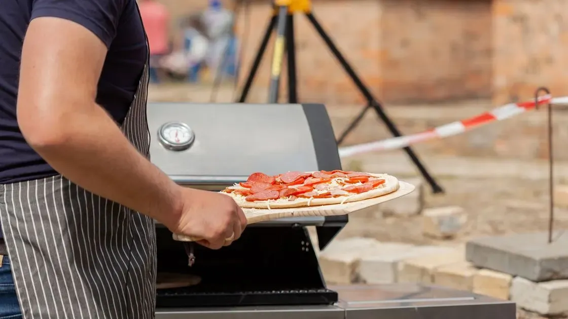 Person som skjuter in pizza med spade