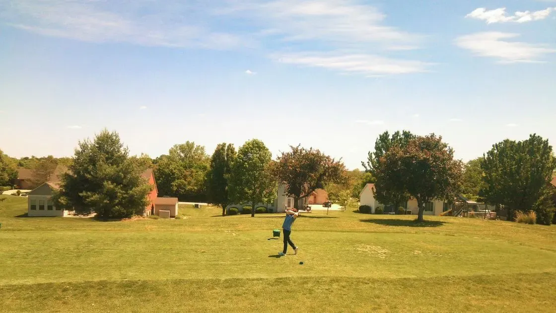 Person kastar disc på discgolfbana