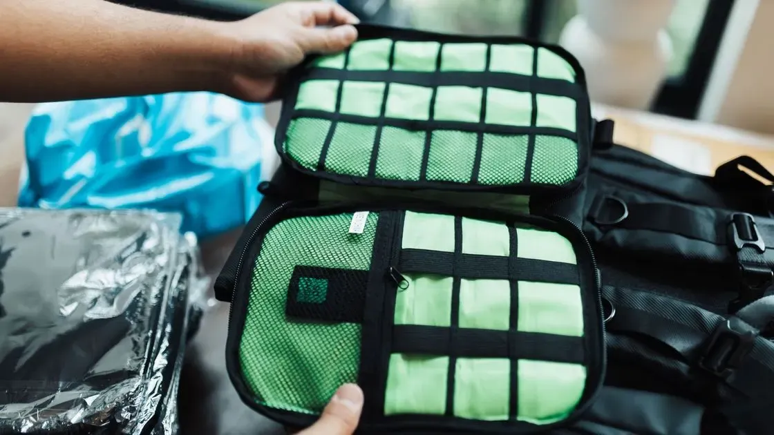Person som packar resväska med kuber